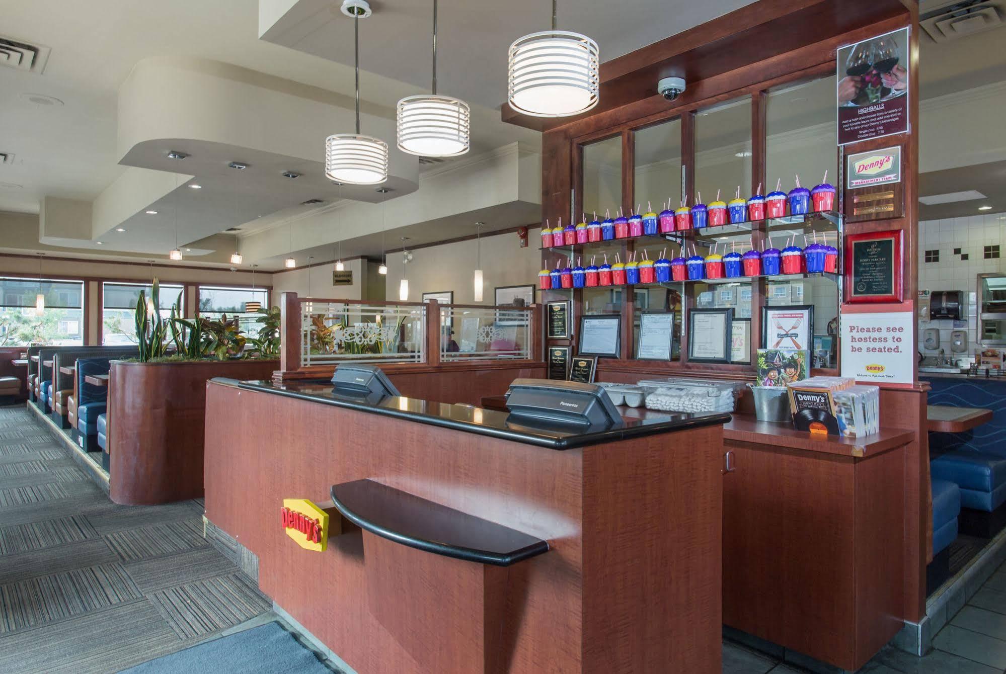 Sandman Hotel Red Deer Esterno foto